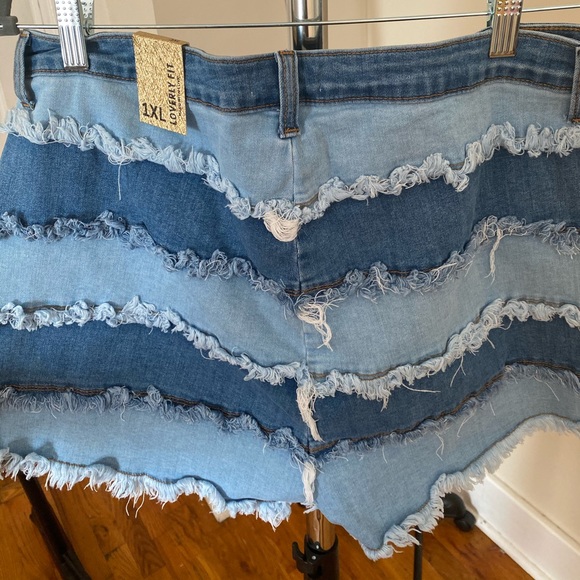 PLUS DENIM PATCHWORK SHORTS - Picture 5 of 5